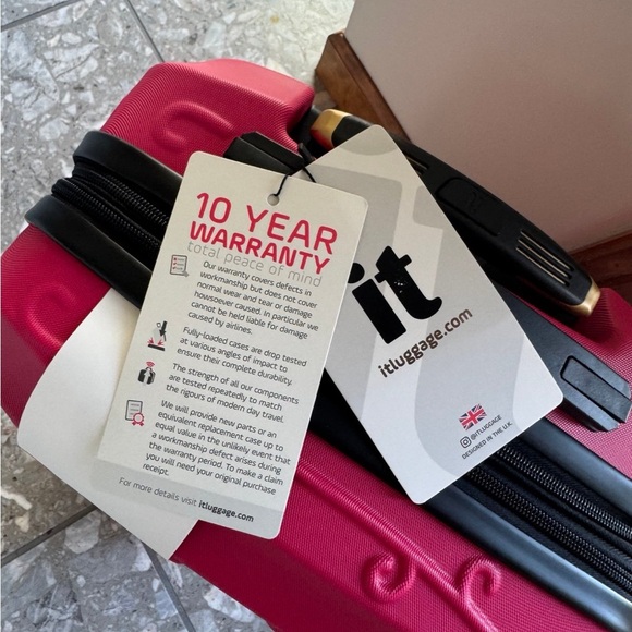 IT LUGGAGE “RED SKULLS”  HARDSIDE CARRY ON ROLLER LUGGAGE NEW - Picture 2 of 12